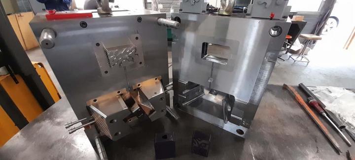 Fabrication de moules à injection plastique La Croisille